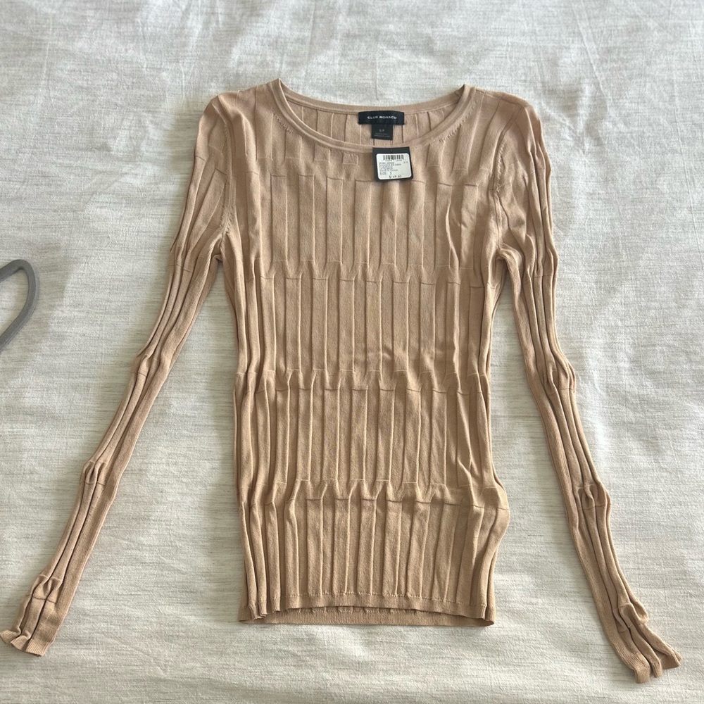 Club Monaco diamond rib crew top in latte size S.